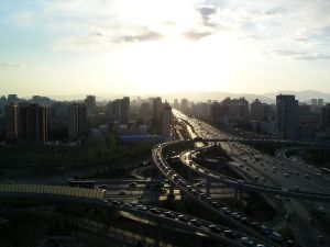 Straßenszene in Beijing. Mehr als die Hälfte der Menschen weltweit leben in Städten.  (Foto: KIT, Stefan Norra) 