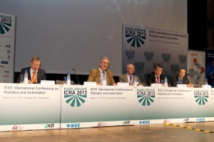 Zur Er&ouml;ffnung der Konferenz informierten die Experten &uuml;ber die Trends und Zukunft der Robotik. (v.l.n.r.: Wilfried Eberhardt, KUKA;  R&uuml;diger Dillmann, KIT; David Orin, IEEE;  Torsten Kr&ouml;ger, Standford; Roko Tschakarow, SCHUNK) (Bild: KIT/E. J&ouml;bstl)