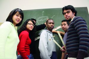 Gemeinsam lernen: Am Studienkolleg bereiten sich ausländische Studierende aus der ganzen Welt auf ein deutsches Hochschulstudium vor. (Foto: Studienkolleg)