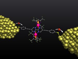 Zwischen zwei Metallelektroden wird das rund zwei Nanometer große Molekül über viele Tage hinweg stabil gehalten. (Bild Christian Grupe/KIT)