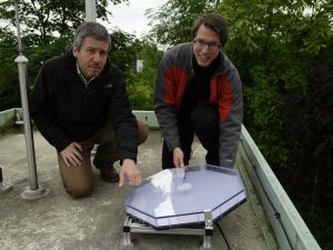 Installation eines Hagelsensors auf dem Dach der LUBW-Messstation in Wiesloch:  Prof. Martin Löffler-Mang, Dr. Michael Kunz (von links; Foto: IMK-TRO).