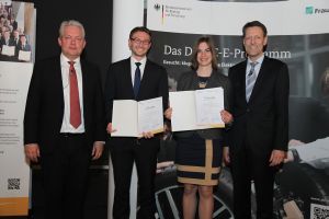 Prof. Alexander Verl, Jonathan Jürgens, Lisa Braun, Dr. Georg Schütte (v.l.n.r.; Foto: Stephan Raum, BMBF). 