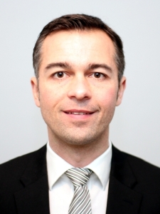 F&uuml;r seine Forschung zum Verst&auml;ndnis  der Dynamik in Ferromagneten erh&auml;lt  Dr. Martin Weides einen ERC Consolidator Grant der EU (Foto: privat)