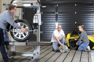 Durch eine geeignete Radaufh&auml;ngung und geschickte Ansteuerung l&auml;sst sich eine Lenk-kraftunterst&uuml;tzung f&uuml;r Elektroautos realisieren (Bild KIT/M.Frey)