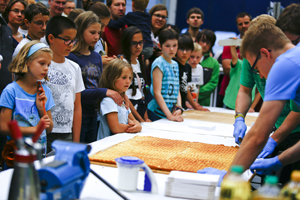 Mit 78 x 83 Zentimetern backte das wbk Institut f&uuml;r Produktionstechnik die gr&ouml;&szlig;te Waffel der Welt. Foto: Manuel Balzer, KIT