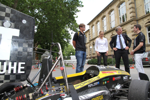 Die Hochschulgruppe KA-RaceIng stellte einen selbstgebauten Rennwagen vor, hier mit KIT-Pr&auml;sident Prof. Holger Hanselka. (Foto: Gabi Zachmann, KIT)