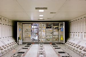 Der IAGOS-CARIBIC Messcontainer im Fracht-raum des Lufthansa Airbus. (Foto: Stefan Weber, Max-Planck-Institut f&uuml;r Chemie) 