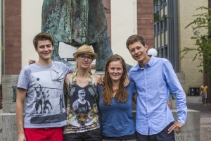 Studentinnen und Studenten der Enactus-Projektgruppe „Fl&uuml;chtlingszeit“: Kilian Sch&uuml;r-ger, Lisa Hess, Eva Schlosser und Leopold Spenner (v. l. n. r., Foto: Manuel Balzer)
