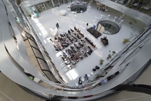 Das helle, &uuml;berdachte Atrium steht im Zentrum des Niedrigenergiekonzepts im Kollegiengeb&auml;ude Mathematik des KIT. (Foto: Patrick Langer, KIT)
