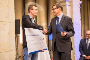 Preisverleihung in Berlin: Helmholtz-Pr&auml;sident Prof. Otmar Wiestler mit Lukas Geschwender (Foto: Ernst Fesseler)
