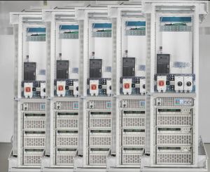 An &uuml;ber 20 Testst&auml;nden untersucht das Projekt „SafetyFirst“ Sicherheit, Qualit&auml;t und Netzdienlichkeit von Heimspeichern f&uuml;r Strom aus Photovoltaikanlagen. (Bildmontage: KIT).