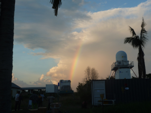 Abendliche Schauer- und Gewitterwolken über dem beninischen Savé: Der Tageszyklus von Luftverschmutzung und Bewölkung ist Teil der Untersuchungen von DACCIWA. Unten im Bild: Verschiedene Elemente der mobilen Messplattform „KITcube“ (Foto: Norbert Kalth