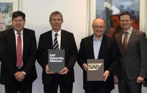 Präsidium des KIT und Vorstand der SAP schlossen heute eine strategische Partnerschaft. V.l.n.r.: Vizepräsident und Präsident des KIT Thomas Hirth und Holger Hanselka, Mitglied des Vorstands der SAP SE, Gerhard Oswald und Bernd Welz, Chief Knowledge Offi