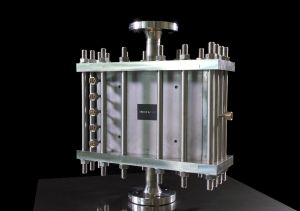 Der mikrostrukturierte chemische Reaktor kann methanhaltige Gase in fl&uuml;ssige synthetische Kraftstoffe von h&ouml;chster Qualit&auml;t verwandeln. (Foto: INERATEC/KIT)