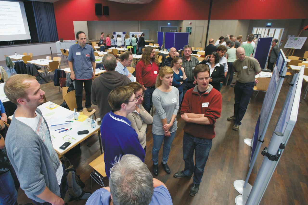 Die Zusammenarbeit von Forschern und Bürgern, wie hier beim Bürgerforum des KIT zum Forschungsprojekt „Quartier Zukunft“, kann dabei helfen, die gesellschaftliche Relevanz von Forschung zu verbessern.