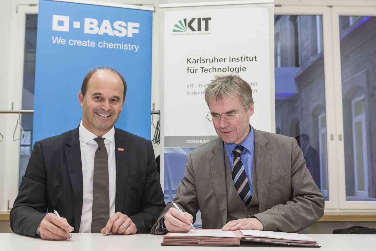 Dr. Martin Brudermüller, Stellvertretender Vorstandsvorsitzender und Chief Technology Officer der BASF, Professor Holger Hanselka, Präsident des KIT. Foto: Dölger, BASF.