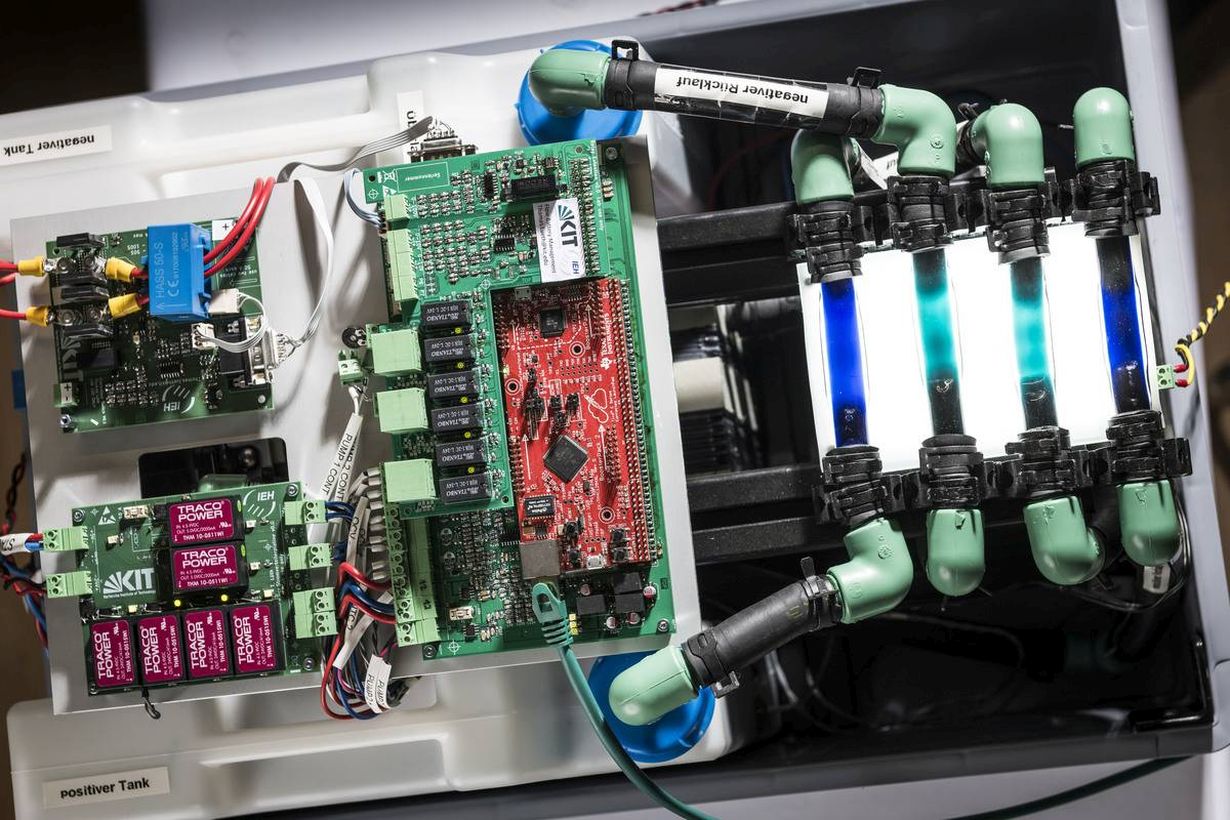 Das am KIT entwickelte Batterie-Management zum dezentralen Überwachen und Regeln von Redox-Flow-Batterien macht einen einfachen „stand alone“-Betrieb möglich. (Foto: Markus Breig, KIT) 