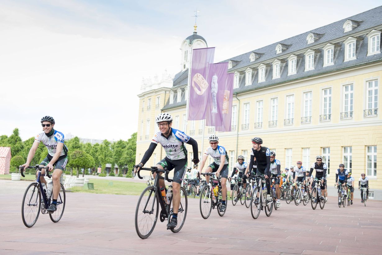 Tanja Meißner, KIT Traditionell startet die Tour am Karlsruher Schloss, je nach Leistungsgruppe legen die Fahrerinnen und Fahrer dann zwischen 600 und 900 Kilometer zurück (Foto: Tanja Meißner, KIT)