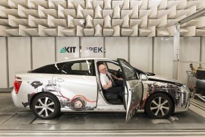 Professor Albert Albers, Leiter des IPEK, in einem Brennstoffzellenfahrzeug (Toyota Mirai) auf dem Rollenprüfstand. (Foto: Laila Tkotz, KIT).