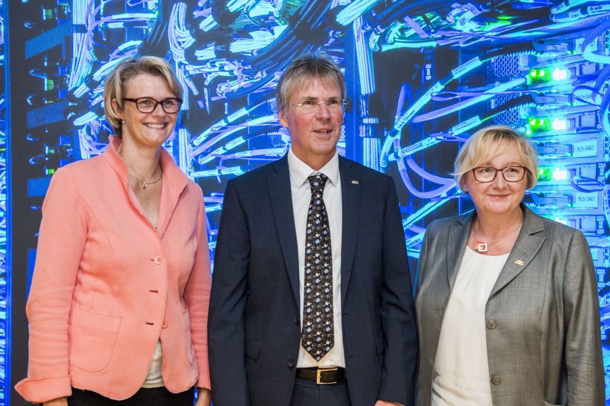 Amadeus Bramsiepe, KIT Bundesministerin Anja Karliczek (li.) und Landesministerin Theresia Bauer (re.) besuchten mit Präsident Holger Hanselka verschiedene Forschungseinrichtungen am KIT