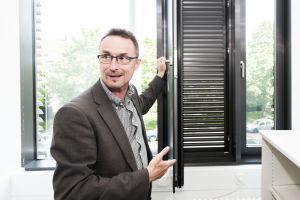 Professor Andreas Wagner vom Fachgebiet Bauphysik und Technischer Ausbau der Fakultät für Architektur am KIT hat sich auf energetisch optimiertes Bauen und Betreiben von Gebäuden spezialisiert (Foto: Markus Breig/KIT).