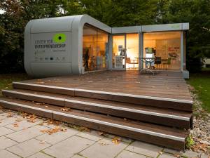 Das Center for Interdisciplinary Entrepreneurship (CIE) am KIT ist die erste Anlaufstelle f&uuml;r viele gr&uuml;ndungsinteressierte Studierende. Events wie das regelm&auml;&szlig;igen Gr&uuml;ndergrillen eignen sich zum Netzwerken: http://cie-kit.de/  Mehr zur studentischen Gr&uuml;nderszene am KIT finden Sie auch im Dossier unseres Onlinemagazins clicKIT: http://multimedia.hd-campus.tv/grunden#5428 (Foto: Patrick Langer)