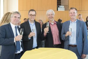 Pr&auml;sident Holger Hanselka mit Martin Wegener, Sprecher des Clusters zu 3D Designer-Materialien und Helmut Ehrenberg, einer der Sprecher des Clusters zu Energiespeichern sowie Vizepr&auml;sident Oliver Kraft