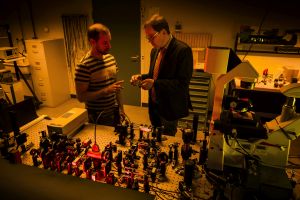 Ma&szlig;geschneidert in 3D: F&uuml;r die Weiterentwicklung dreidimensionale Fertigungstechniken b&uuml;ndelt das Cluster das Know-how aus Natur- und Ingenieurwissenschaften. 