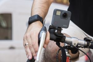 K&ouml;rperliche Stressreaktionen erfasst der Smartband-Sensor, die Videokamera zeichnet gleichzeitig die jeweilige Umgebung auf. (Foto: Patrick Langer, KIT)