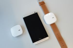 Der Sensor l&auml;sst sich unauff&auml;llig wie eine Uhr am Handgelenk tragen. (Foto: Tomislav Pozaic/KIT)