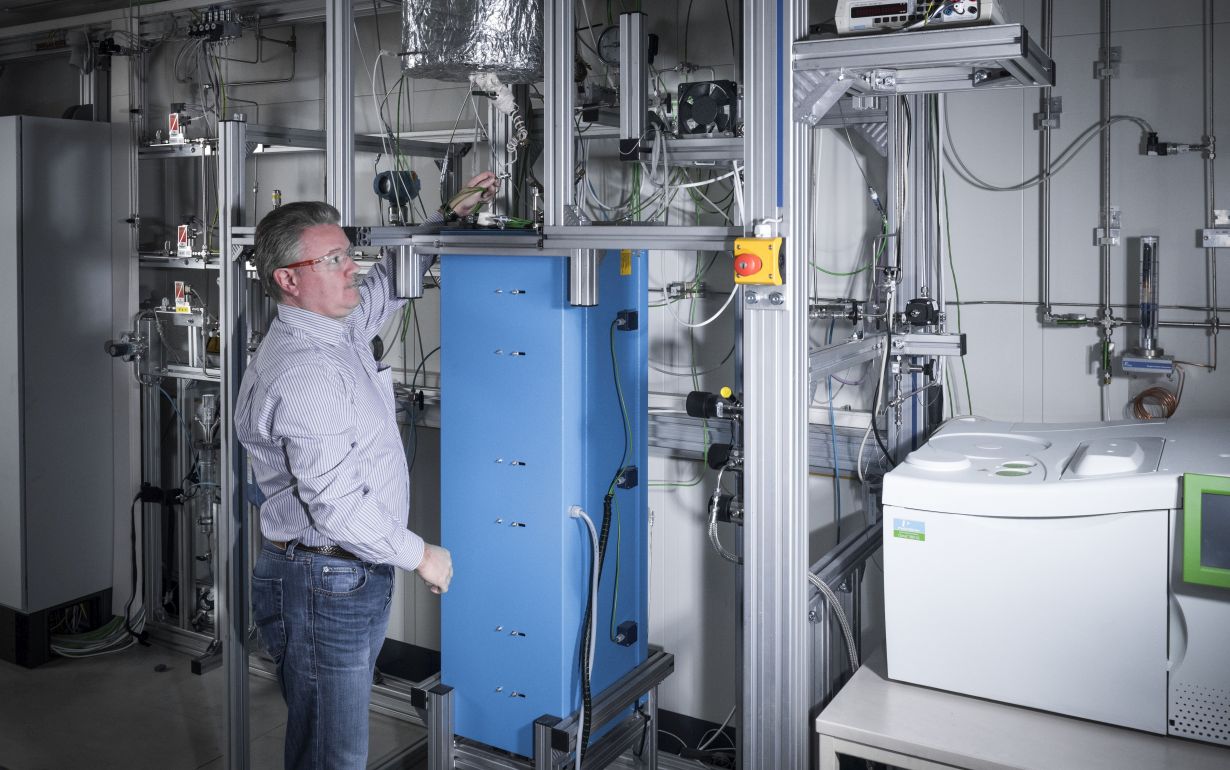 Foto: Amadeus Bramsiepe, KIT Der Versuchsreaktor zur Methanspaltung ist Teil des Flüssigmetalllabors am KIT (ausführliche Bildunterschrift am Textende; Foto: Amadeus Bramsiepe, KIT)