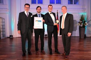 Die INERATEC-Gesch&auml;ftsf&uuml;hrer Paolo Piermartini und Tim B&ouml;ltken sowie Peter Pfeifer vom KIT mit Juror Hans-J&ouml;rg Vetter, Aufsichtsratschef von Herren-knecht (Foto: Wolfgang List)