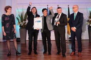 Der zweite Preis ging an die Nanopta GmbH, hier mit Jurorin Daniela Sp&auml;th-Z&ouml;llner (Foto: Wolfgang List)