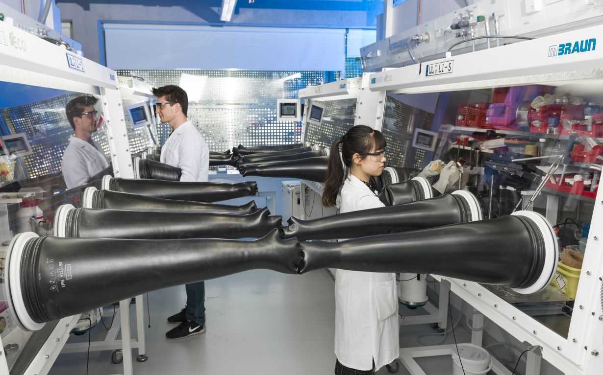 Laila Tkotz/KIT Forschende am HIU montieren Magnesiumbatterien unter Argon-Schutzgas. (Foto: Laila Tkotz/KIT)