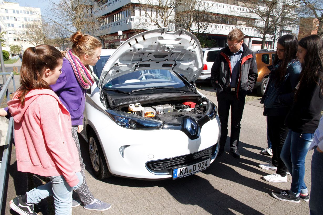 Foto: Lydia Albrecht, KIT Ob Studium oder Ausbildung: Beim Girls‘ Day informiert das KIT über Berufsperspektiven aber auch über Technologien wie etwa das Elektroauto. (Foto: Lydia Albrecht, KIT)