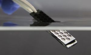 K&uuml;nstlich hergestellte Polymerprobe mit strukturierter, unter Wasser lufthaltender Oberfl&auml;che. Die Reflexion des Lichtes an der Luftschicht l&auml;sst die schwarze Polymeroberfl&auml;che unter Wasser silbern erscheinen. (Foto: Arbeitsgruppe Professor Schimmel, KIT)