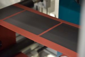 Ein neuartiges intermittierendes Beschichtungsverfahren erm&ouml;glicht eine deutlich h&ouml;here Geschwindigkeit bei der Batterieproduktion (Foto: Thin Film Technology Beschichtungslabor - Institut f&uuml;r Thermische Verfahrenstechnik, KIT).