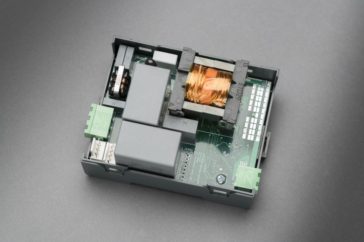 Foto: Markus Breig, KIT Kompakt aber langlebig: Das am KIT neuentwickelte Netzteil überwindet die Schwächen der heute verbreiteten Geräte. (Foto: Markus Breig, KIT)