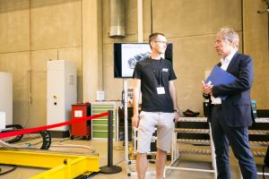 Pr&auml;sident Hanselka am Institut f&uuml;r Fahrzeugsystemtechnik  (Foto: Gabi Zachmann, KIT)