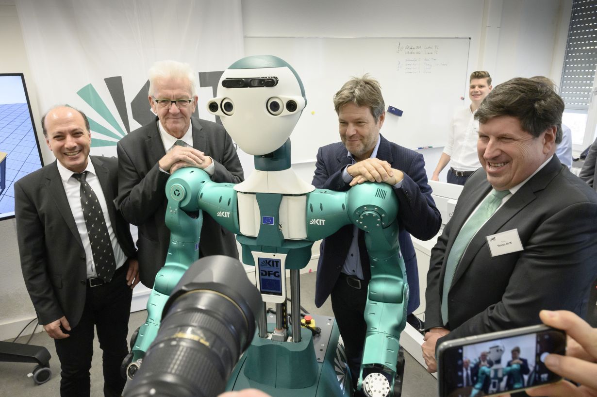 KIT Zu Besuch am KIT beim Intelligenten Roboter ARMAR-6: v.l.n.r.: Prof. Tamim Asfour, KIT, Ministerpräsident Winfried Kretschmann, Bundesvorsitzender der Grünen Dr. Robert Habeck, Vizepräsident des KIT Prof. Thomas Hirth (Foto: Markus Breig, KIT )
