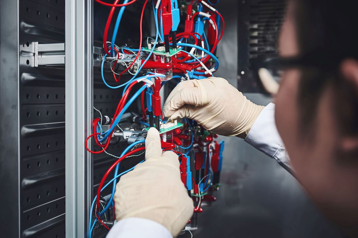 Amadeus Bramsiepe, KIT Ein Forscherteam am KIT erklärt bislang unverstandene Degradationsmechanismen im Kathodenmaterial für zukünftige Hochenergie-Lithium-Ionen-Batterien. (Foto: Amadeus Bramsiepe, KIT)