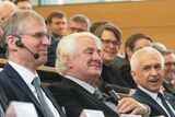 Hasso Plattner (Mitte) erhielt die Ehrendoktorwürde der KIT-Fakultät für Elektro-technik und Informationstechnik (links: Präsident des KIT, Prof. Holger Hanselka; rechts: Prof. Jürgen Becker, Leiter des Instituts für Technik der Informationsverar-beitung,