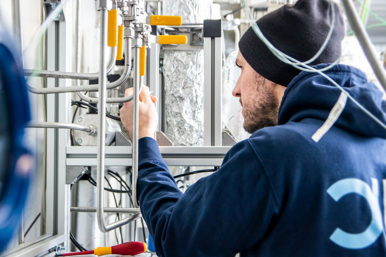 Moritz Leg In der integrierten Versuchsanlage soll ein neuer Prozess zur Reduktion von CO2 in der Atmosphäre erprobt werden. (Foto: Moritz Leg)