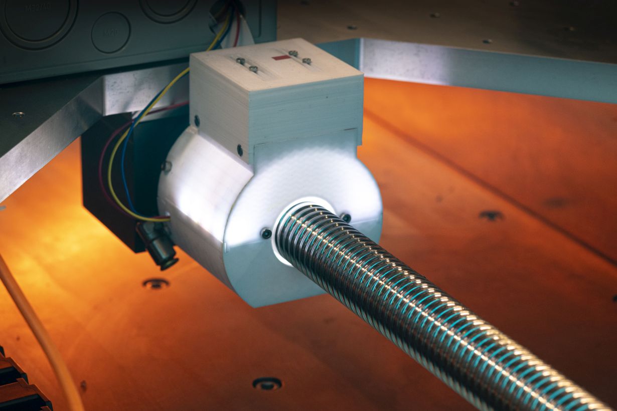 Markus Breig, KIT Ein am KIT entwickeltes System überprüft vollautomatisch den Verschleiß an Werkzeugmaschinen – und reduziert so Stillstandszeiten. (Foto: Markus Breig, KIT).