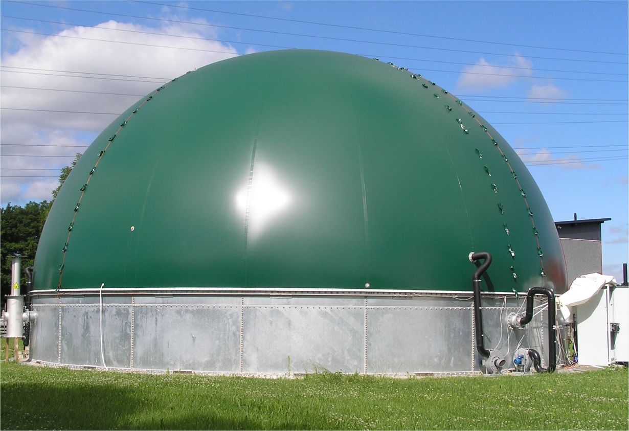 Rosemarie Wagner, KIT Mit einem Versuchsbehälter haben Wissenschaftler des KIT die Auswirkungen verschiedener Umgebungsbedingungen auf textile Membranspeichersysteme untersucht. (Foto: Rosemarie Wagner, KIT)