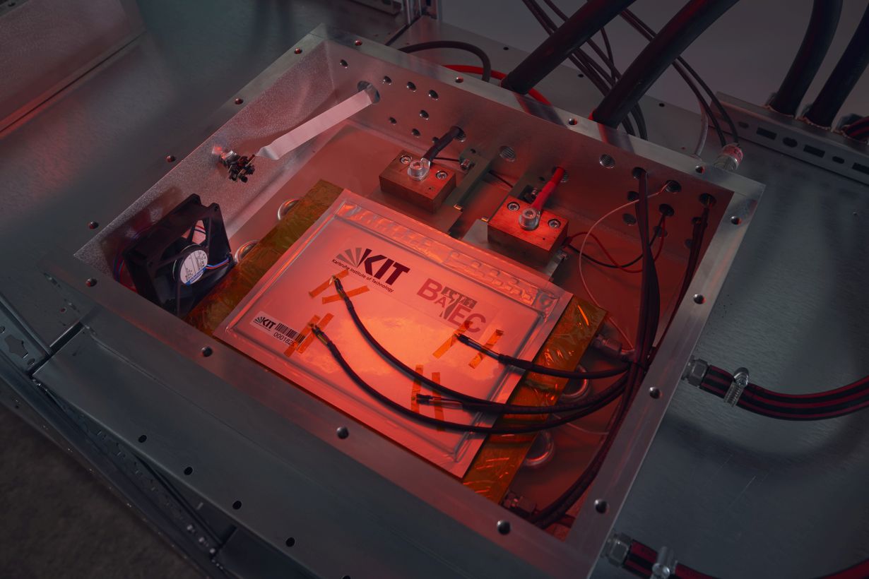 Amadeus Bramsiepe Die am KIT entwickelte temperierbare und mit Sensorik ausgestattete Sicherheitseinhausung für das Prüfen von Lithium-Ionen-Zellen unter kritischen Bedingungen. (Foto: Amadeus Bramsiepe, KIT)