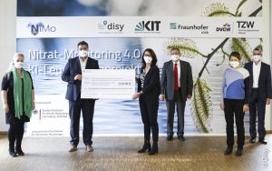 &Uuml;bergabe des F&ouml;rderbescheids f&uuml;r das Projekt NiMo 4.0. v.l.n.r.: Dr. Tanja Liesch (AGW, KIT), Claus Hofmann (Gesch&auml;ftsf&uuml;hrer Disy), Rita Schwarzel&uuml;hr-Sutter (Parlamentarische Staatssekret&auml;rin), Dr. Thomas Usl&auml;nder (Fraunhofer IOSB), Bettina Lisbach (Stadt Karlsruhe, B&uuml;rgermeisterin f&uuml;r Umwelt und Gesundheit), Dr. Josef Klinger (Gesch&auml;ftsf&uuml;hrer TZW) (Foto: Disy)