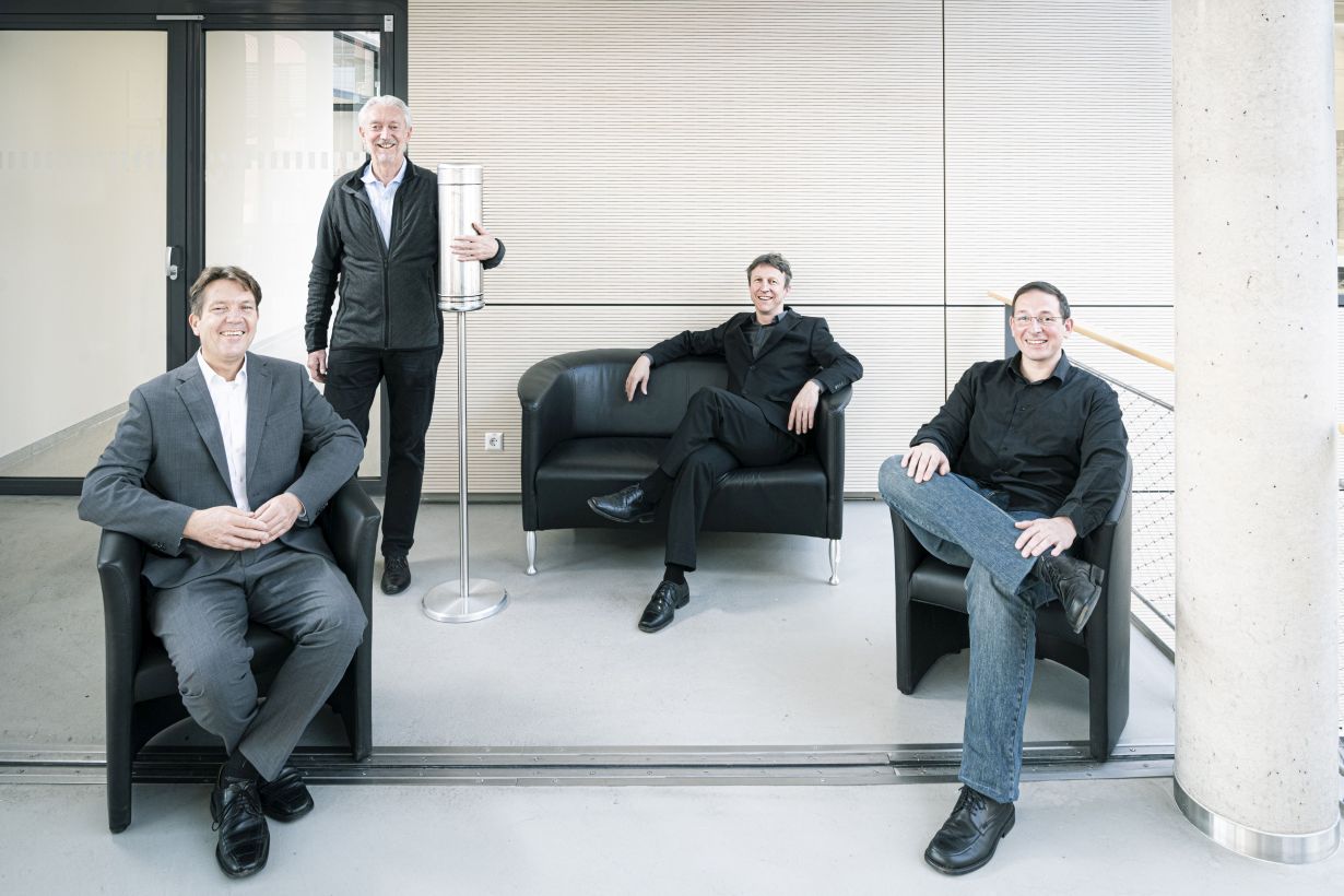 Foto: Markus Breig, KIT Sorgen für virenfreie Luft im Wartebereich: Die Aerobuster-Erfinder (von links) Thomas Blank, Horst Hahn, Jochen Kriegseis und Martin Limbach. (Foto: Markus Breig, KIT).