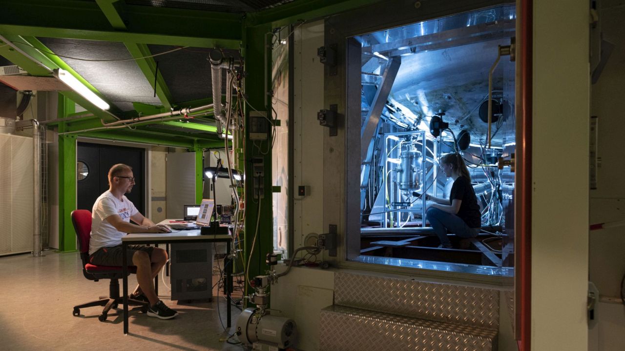 Wie Wolken das Klima beeinflussen, untersuchen die Forscherinnen und Forscher unter anderem in der Wolkensimulationskammer AIDA am KIT. (Foto: Markus Breig)