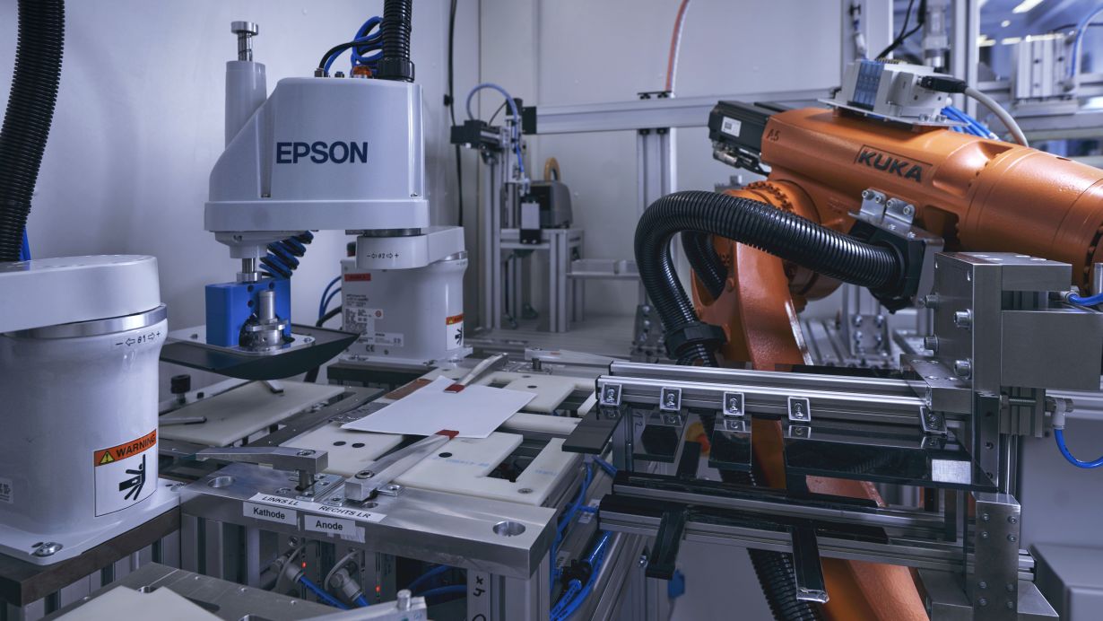 Robert Fuge Innenansicht des SmartBatteryMakers mit zentralem Roboter und den drei Produktionsmodulen zum Stapeln (links), Kontaktieren (Mitte) und Verpacken (rechts). (Foto: Robert Fuge)